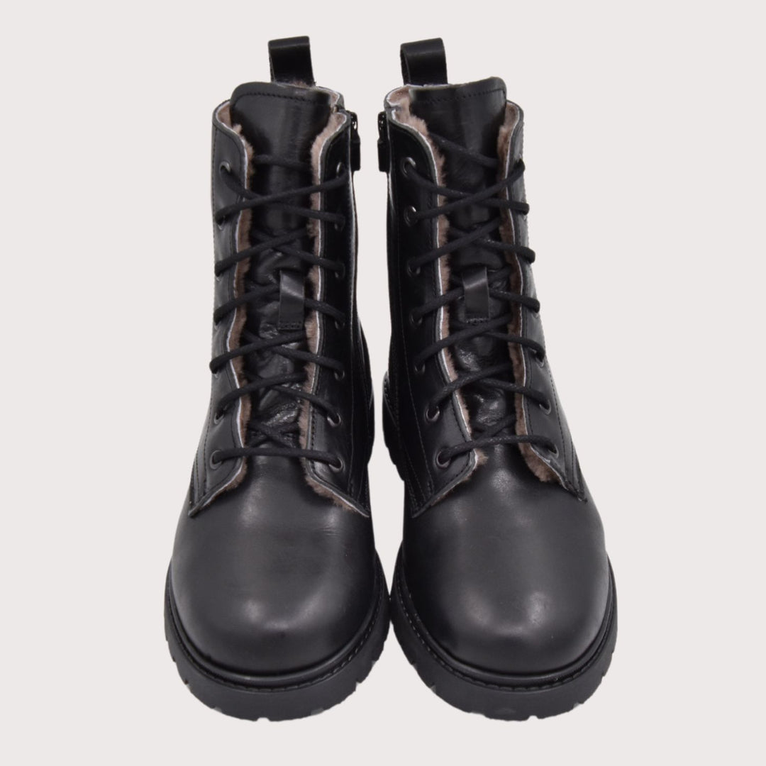 Dianetti Lammfell Schnürstiefel Tudor nero Vorderansicht als Paar nebeneinander