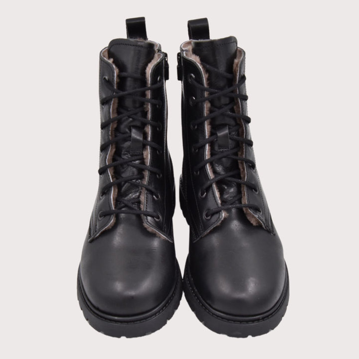 Dianetti Lammfell Schnürstiefel Tudor nero Vorderansicht als Paar nebeneinander