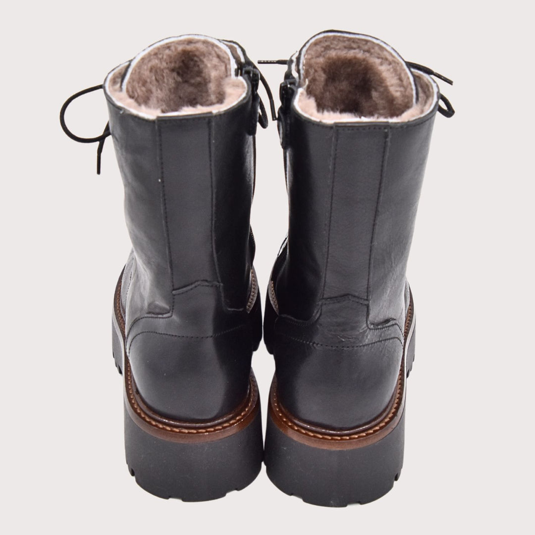 Dianetti Lammfell Schnürboots, Artikel-Nr. 1633 in Tudor nero - NoAna FASHION BEAUTY STYLING