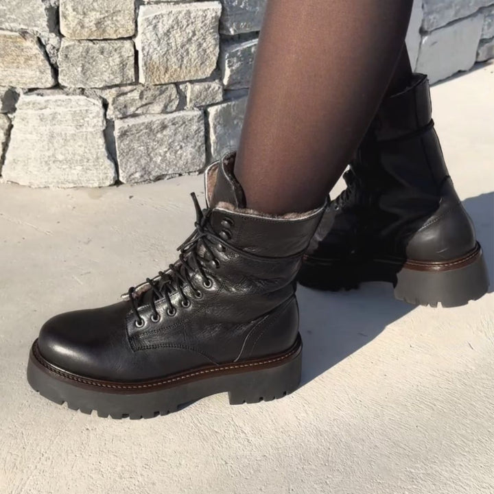 Dianetti Lammfell Schnürboots, Artikel-Nr. 1633 in Tudor nero - NoAna FASHION BEAUTY STYLING