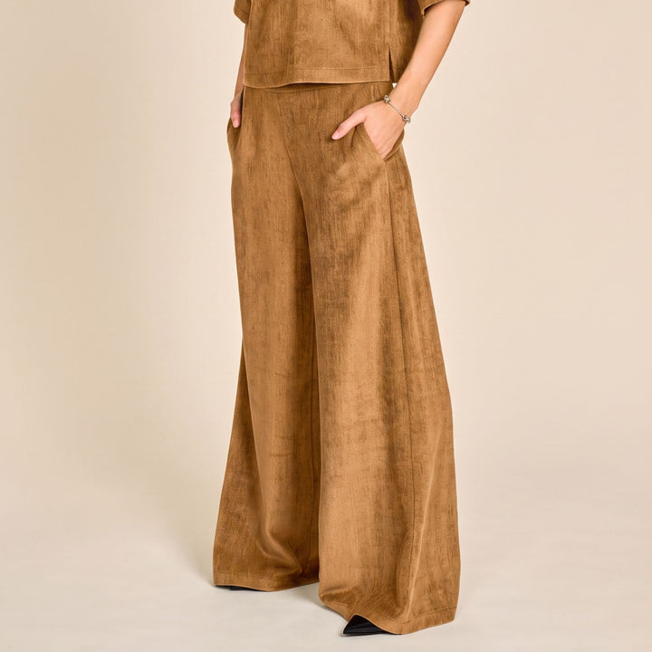 Due Amanti Patricia Hose in Camel – weite Damenhose mit fliessendem Bein und strukturierter Oberfläche