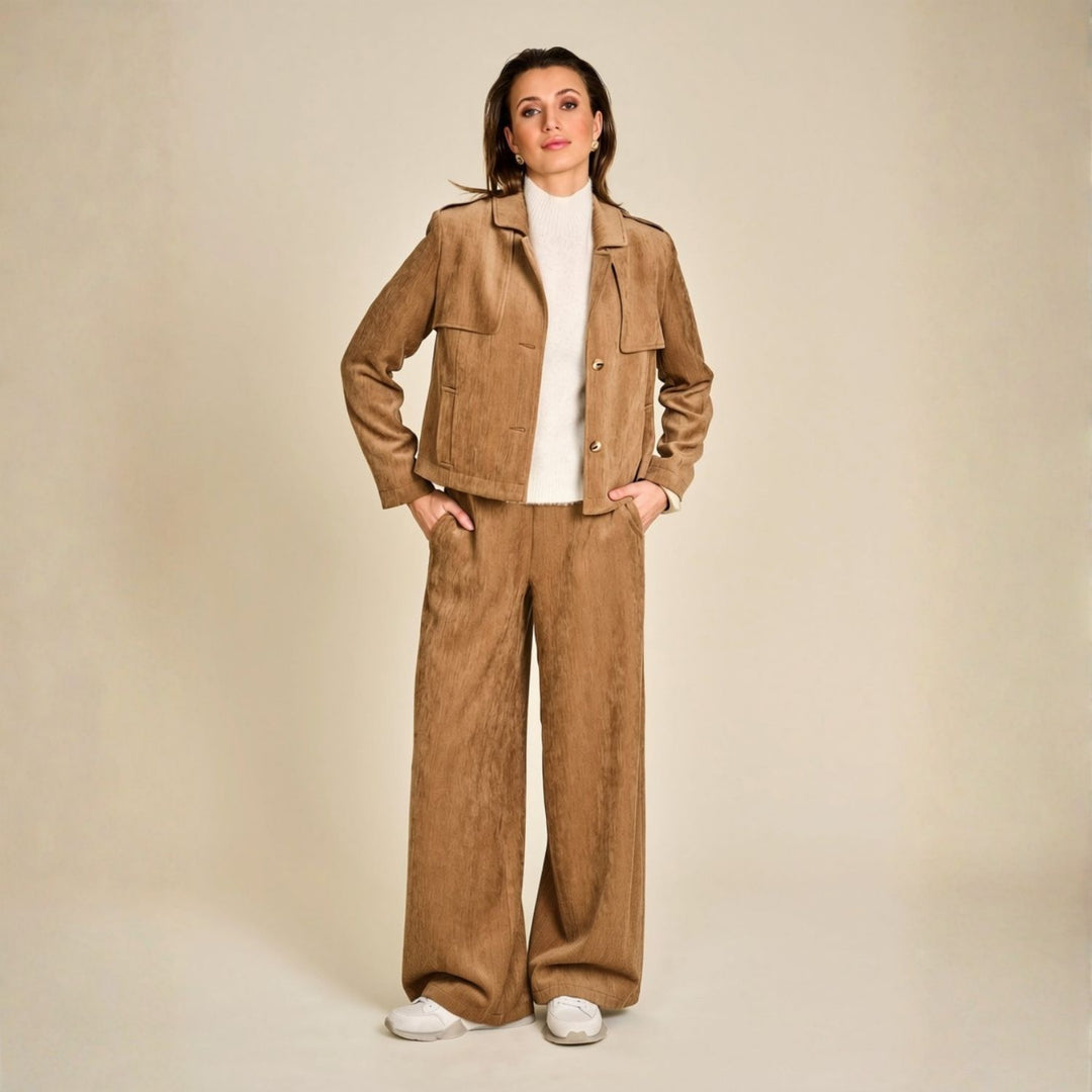 Due Amanti Patricia Hose und Janice Jacke an Model im Studio mit weissem Rollkragenpullover und weissen Sneakern.