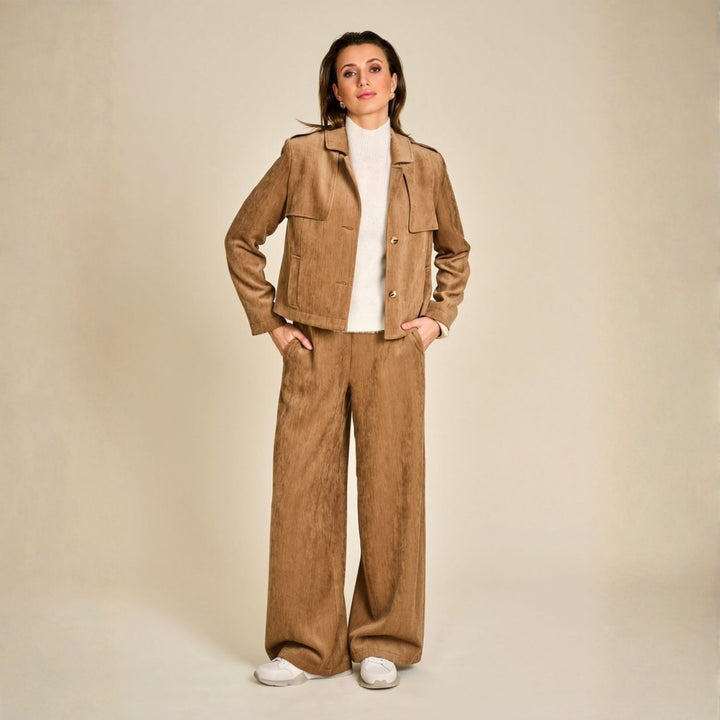 Due Amanti Patricia Hose und Janice Jacke an Model im Studio mit weissem Rollkragenpullover und weissen Sneakern.