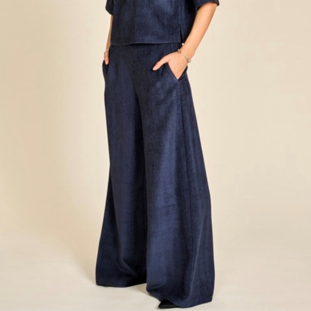 Due Amanti Patricia Hose in Smooth Denim – dunkelblaue Wide Leg Damenhose mit fliessendem Schnitt
