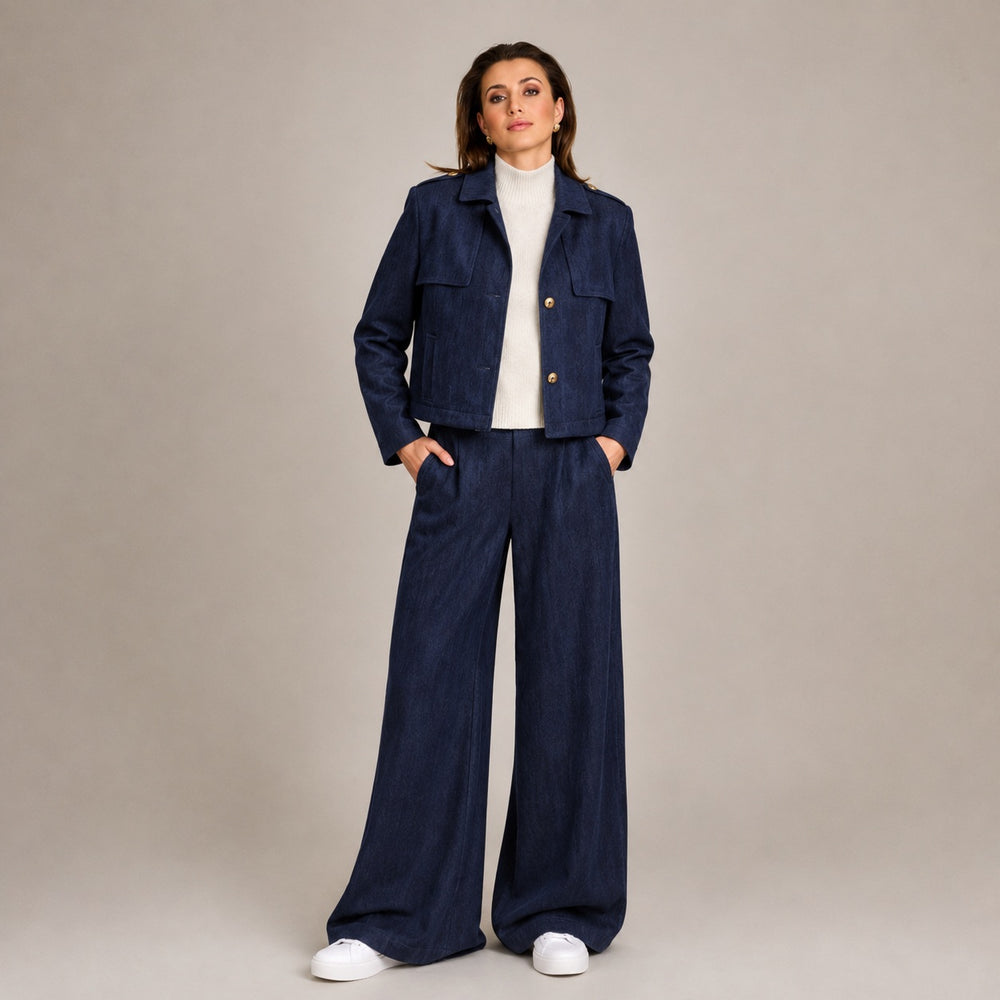 Due Amanti Patricia Hose in Smooth Denim Dunkelblau, Wide Leg am Model