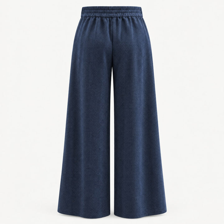 Due Amanti Hose Patricia Produktefoto von der Hose in Smooth Denim von hinten mit Gummizug.