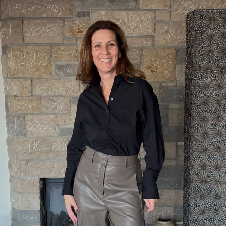 Emotions Oversize Bluse in Schwarz kombiniert mit Urbancode London Hose in Taupe, Frontansicht.