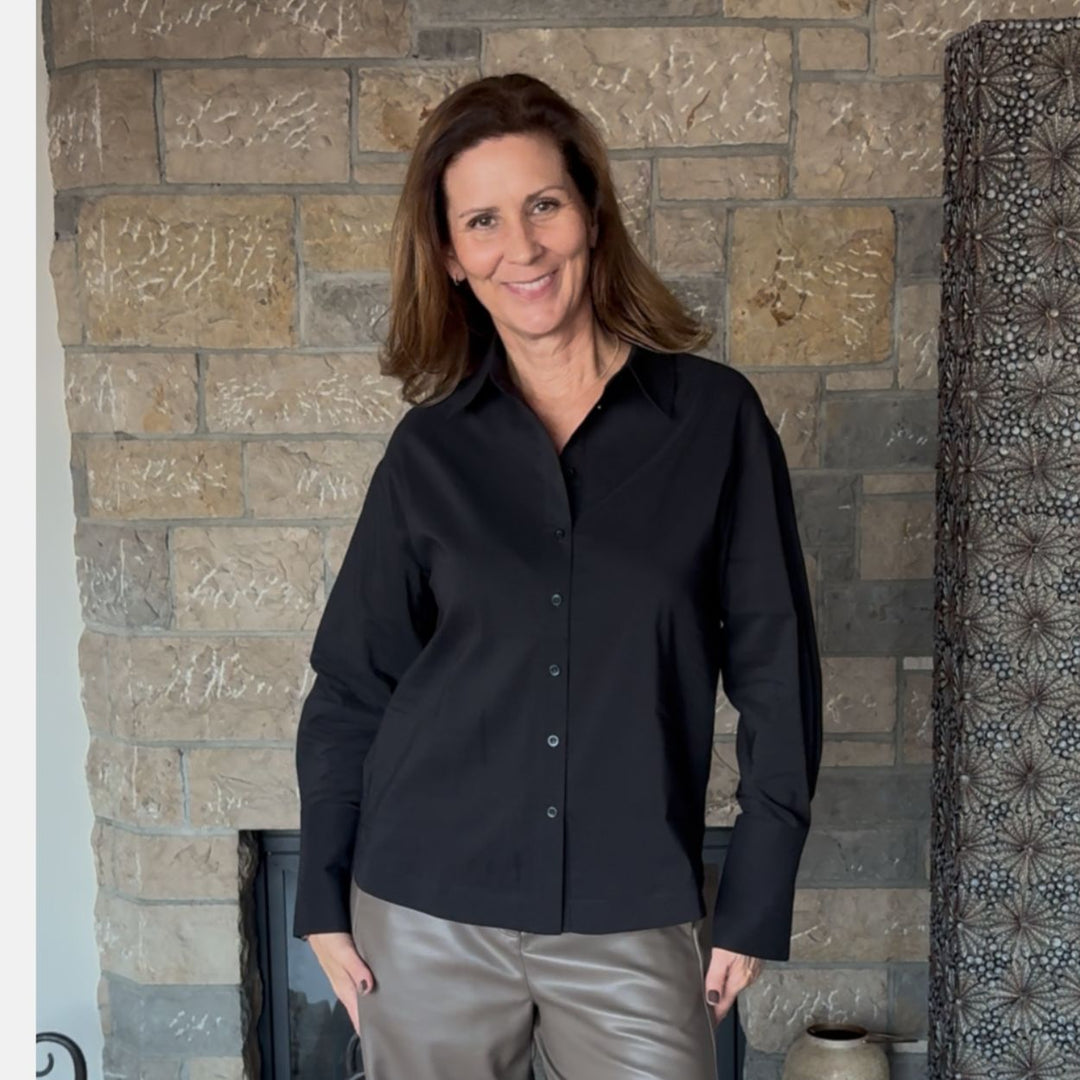 Emotions schwarze Oversize Bluse mit Urbancode London Hose in Taupe, Ganzkörperansicht.