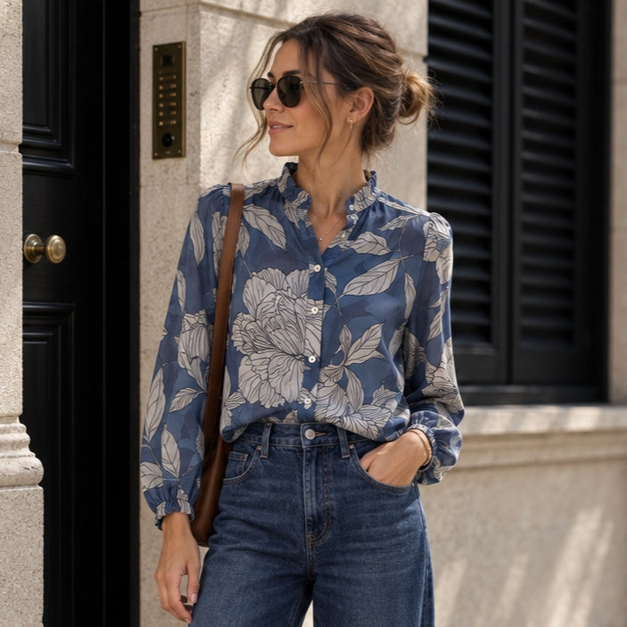 Emotions Bluse Blue Flower aus leichter Baumwolle mit floralem Muster, kombiniert mit dunkelblauen Wide-Leg Jeans.
