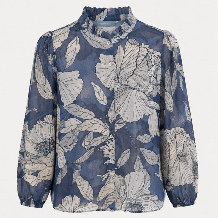 Produktebild von Emotions Bluse in Blau mit hellbeigem Blumenprint und Rüschenabschluss am Kragen von vorne.