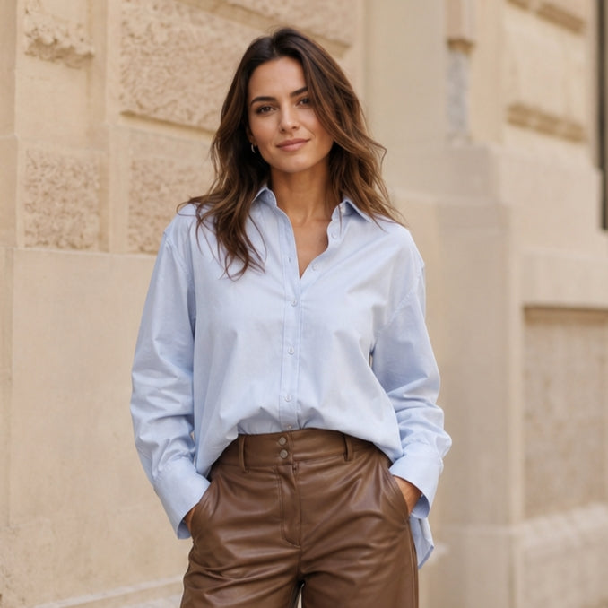 Emotions Oversize Bluse in Iceblue kombiniert mit Urbancode London Hose in Braun