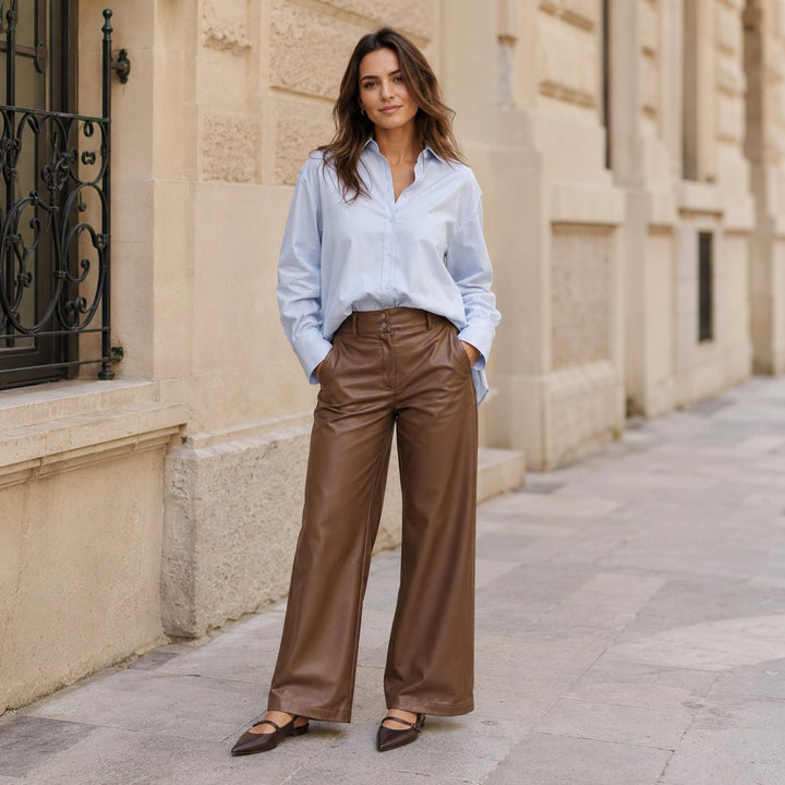 Emotions Iceblue Bluse mit brauner Urbancode London Hose kombiniert mit den NoAna Slingback Ballerinas in dunkelbraun auf einer Strasse.