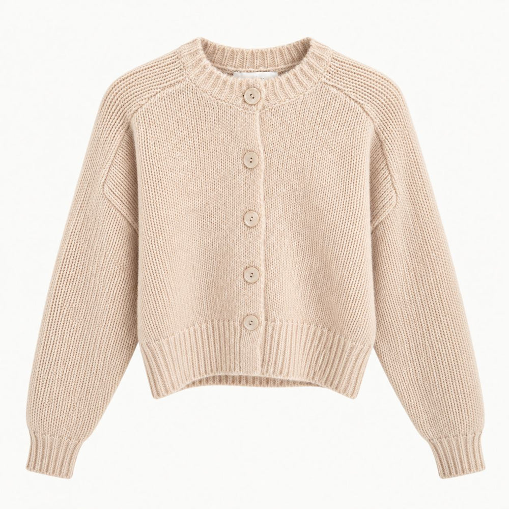 Emotions Cardigan beige – kurze Damen Strickjacke mit Knopfleiste und Raglanärmeln von vorne