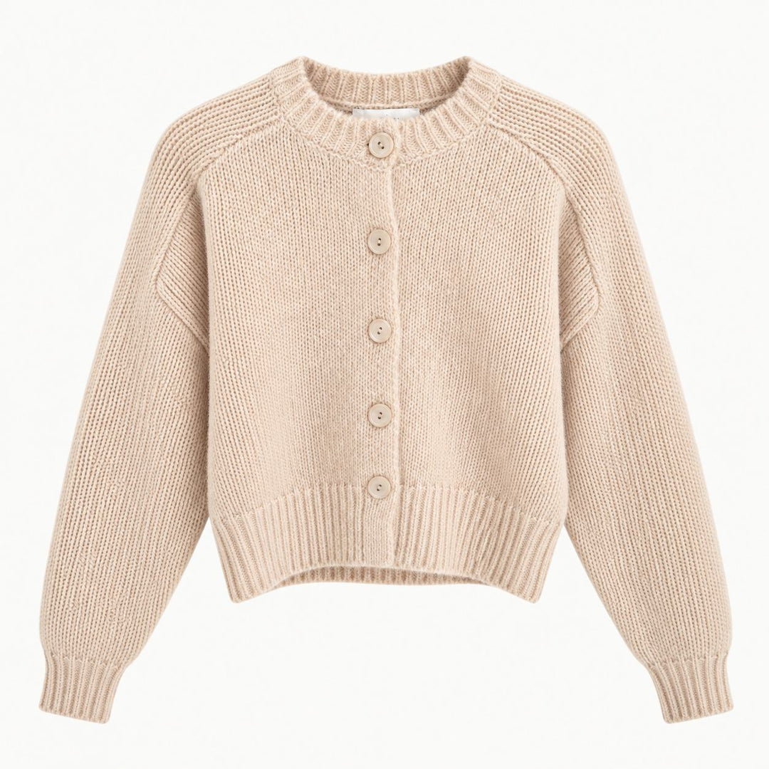 Emotions Cardigan beige – kurze Damen Strickjacke mit Knopfleiste und Raglanärmeln von vorne
