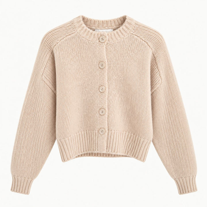 Emotions Cardigan beige – kurze Damen Strickjacke mit Knopfleiste und Raglanärmeln von vorne