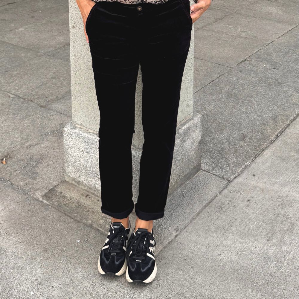 Detailansicht der HOD Paris Strauss Velours Pants in Schwarz, kombiniert mit Premiata Sneakers
