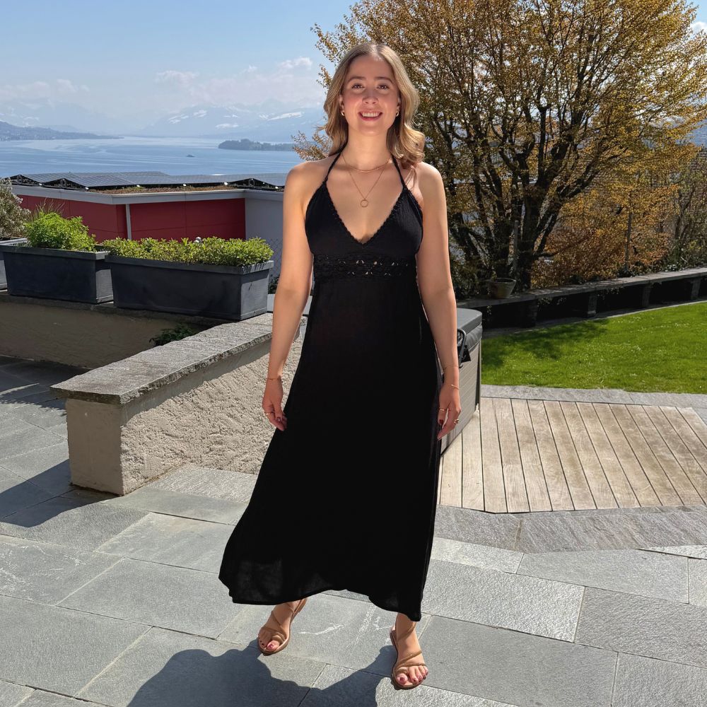 Hot Lava Dress Saba Black Maxikleid mit V Ausschnitt luftiges Sommerkleid auf Terrasse am See
