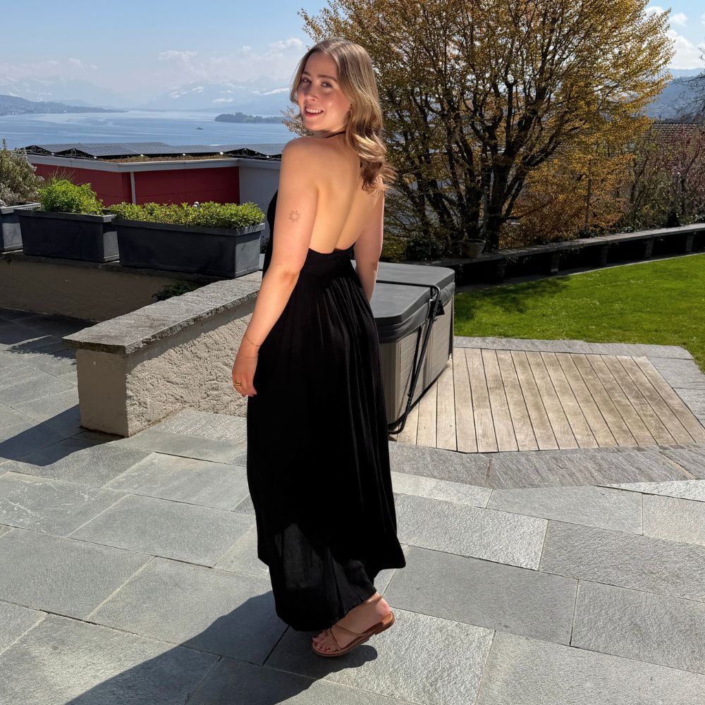 Hot Lava Dress Saba Black Maxikleid mit Trägern Rückenansicht fliessendes Sommerkleid mit Seeblick