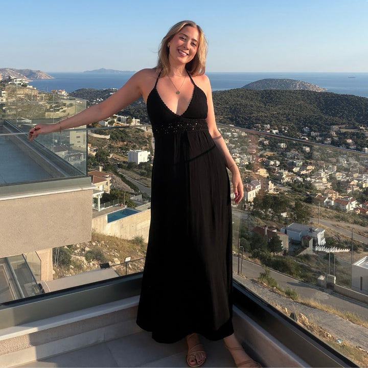 Hot Lava Dress Saba Black Maxikleid mit V Ausschnitt luftiges Sommerkleid mit Meerblick auf Terrasse