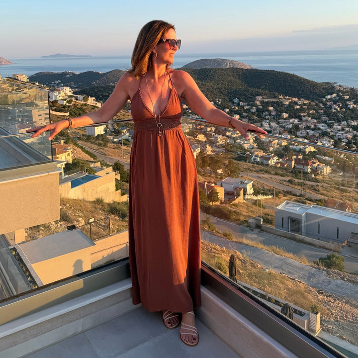 Hot Lava Dress Saba Brown Maxikleid mit V Ausschnitt luftiges Sommerkleid mit Meerblick auf Terrasse