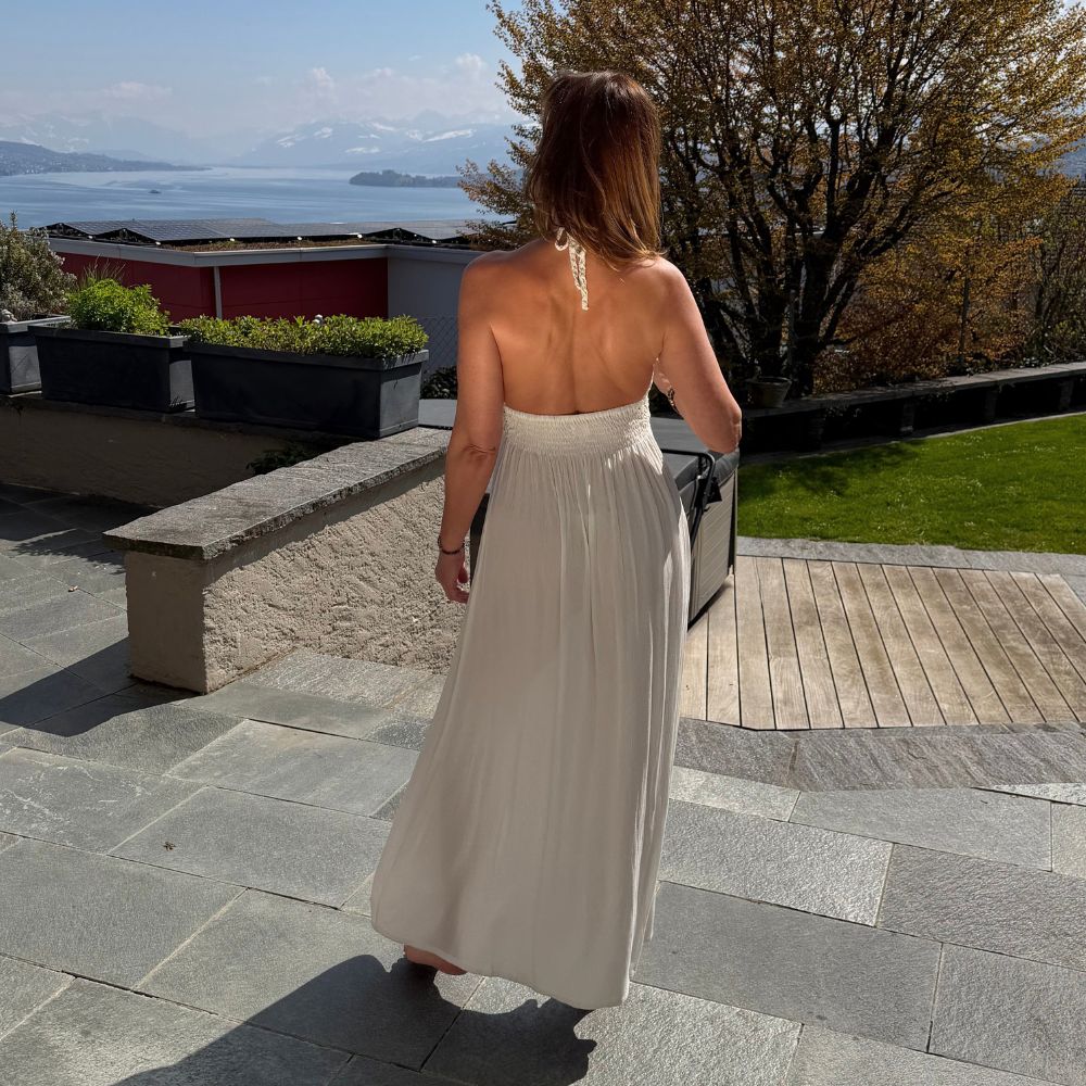 Hot Lava Dress Saba Ivory Maxikleid Rückenansicht mit Trägern leichtes Sommerkleid mit Seeblick