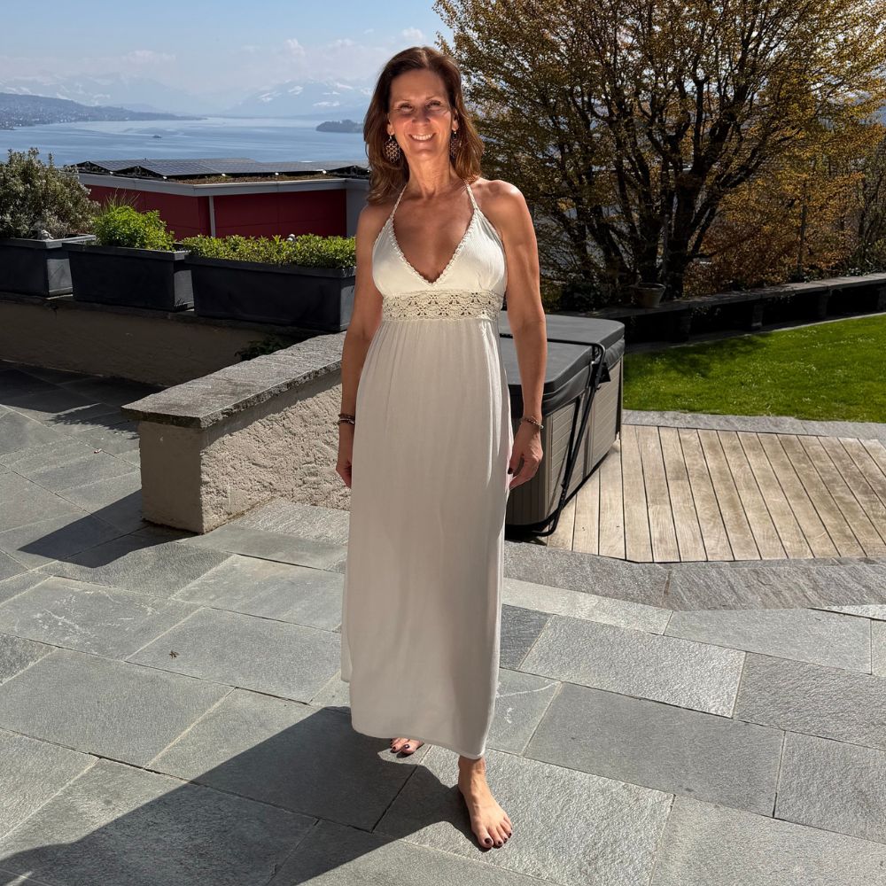 Hot Lava Dress Saba Ivory Maxikleid mit V Ausschnitt luftiges Sommerkleid auf Terrasse am See