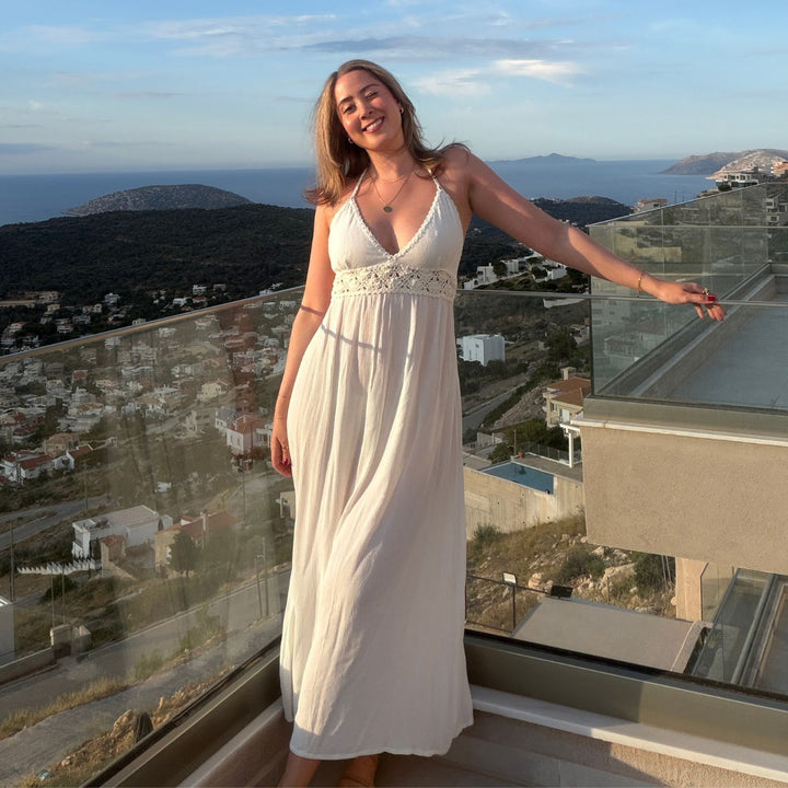 Hot Lava Dress Saba Ivory Maxikleid mit V Ausschnitt luftiges Sommerkleid mit Meerblick auf Terrasse