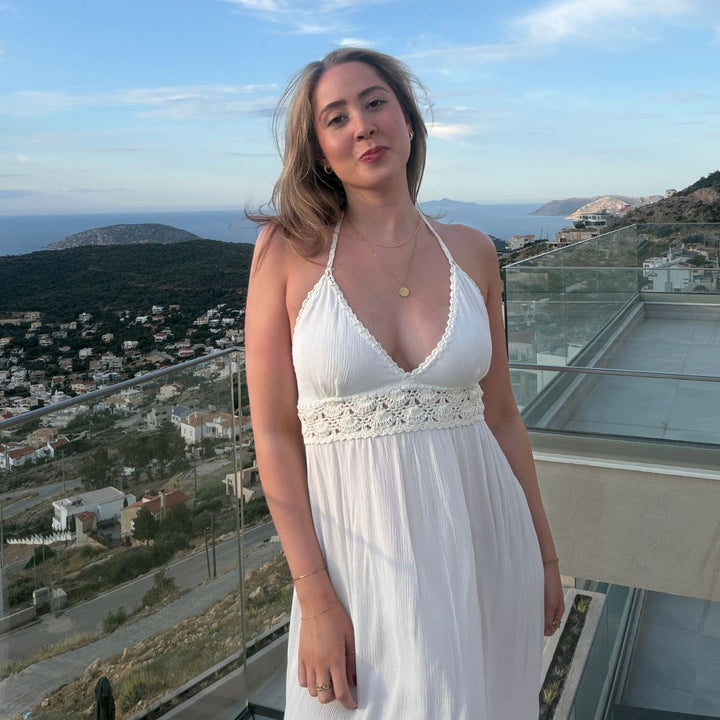 Hot Lava Dress Saba Ivory elegantes Maxikleid mit V Ausschnitt leichtes Sommerkleid auf Terrasse mit Meerblick