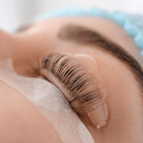 Lash Lifting Behandlung am geschlossenen Auge mit Silikonpad und Fixierungslotion.