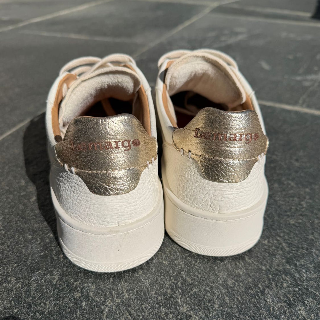 LEMARGO Sneaker White aus Leder – Rückansicht des weissen Sneakers mit Kontrastdetail an der Ferse