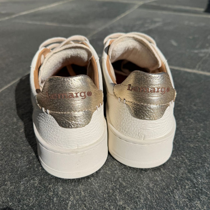 LEMARGO Sneaker White aus Leder – Rückansicht des weissen Sneakers mit Kontrastdetail an der Ferse