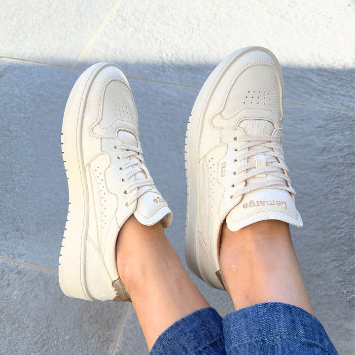 LEMARGO Sneaker White aus weichem Leder – weisser Damen Sneaker mit leicht erhöhter Sohle am Fuss getragen
