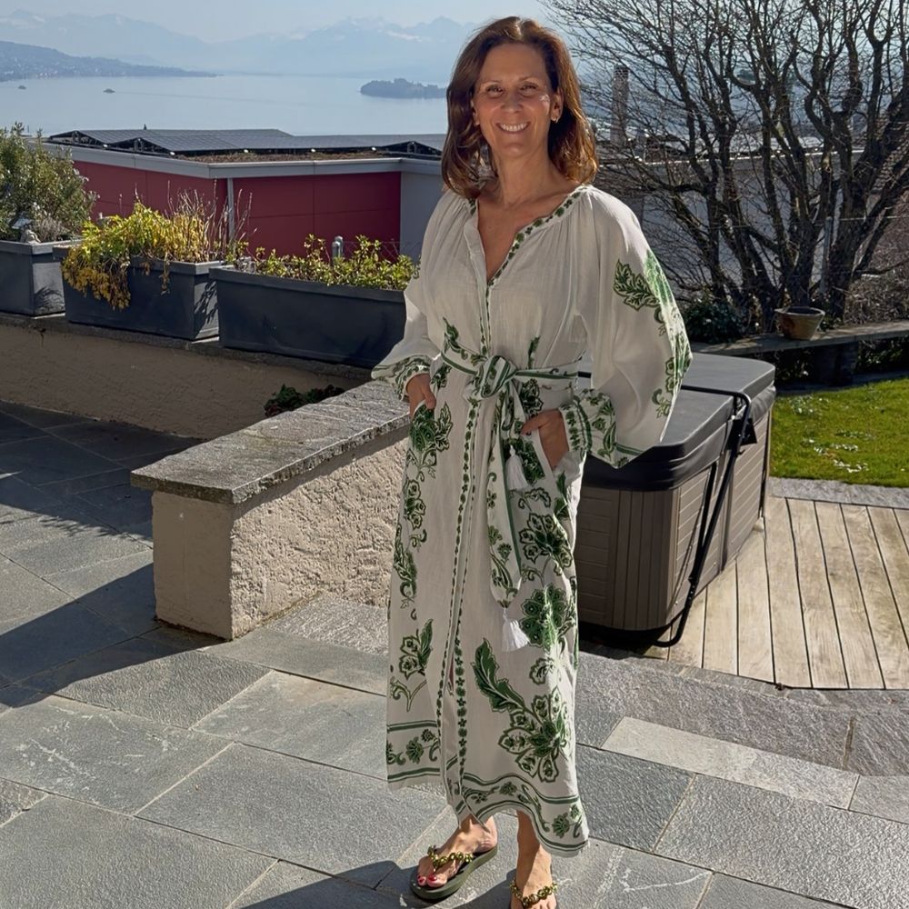 Miss June Kleid Dana Weiss Grün mit Print luftiges Sommerkleid auf Terrasse am See