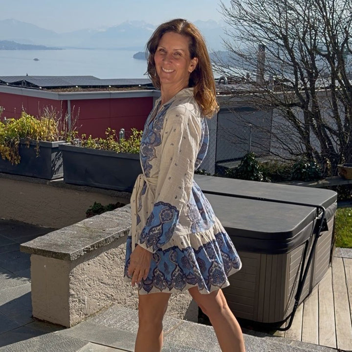 Miss June Kleid Danae Cream Blau Multi Print Sommerkleid auf Terrasse am See