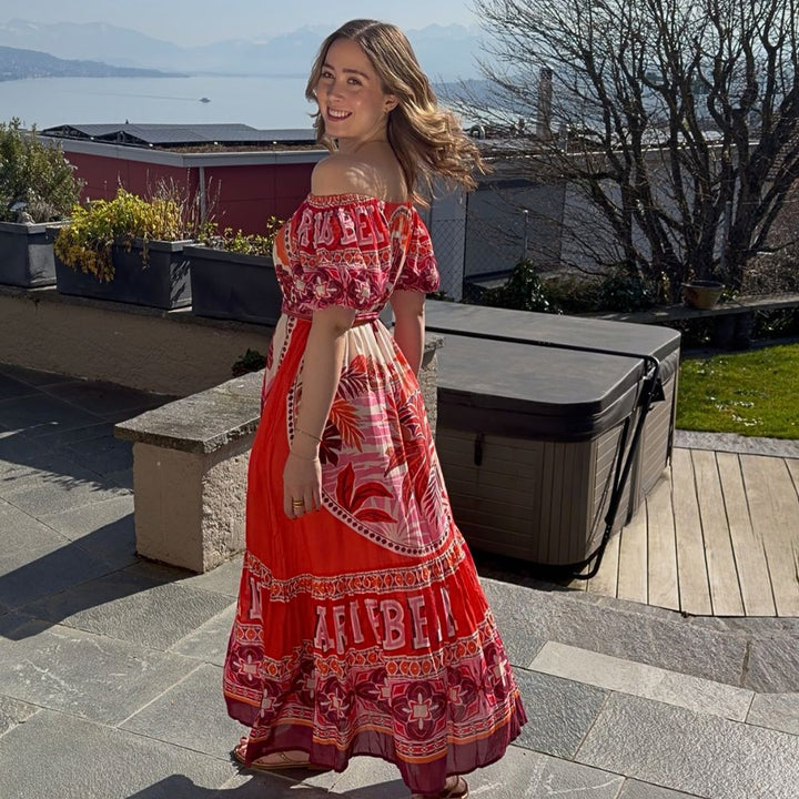 Miss June Long Dress Peony Red Off Shoulder Kleid mit Print fliessendes Sommerkleid auf Terrasse am See