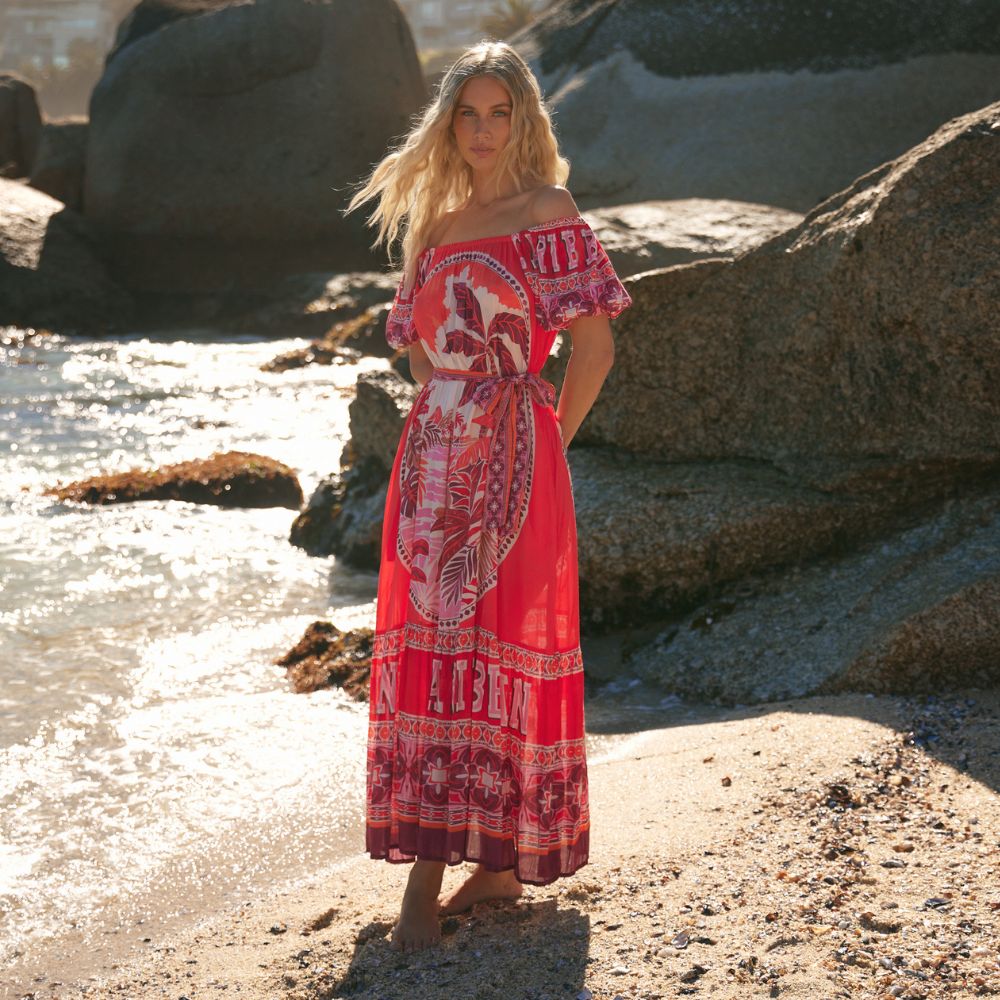 Miss June Long Dress Peony Red – langes Boho Kleid mit rotem Print und Off-Shoulder Silhouette