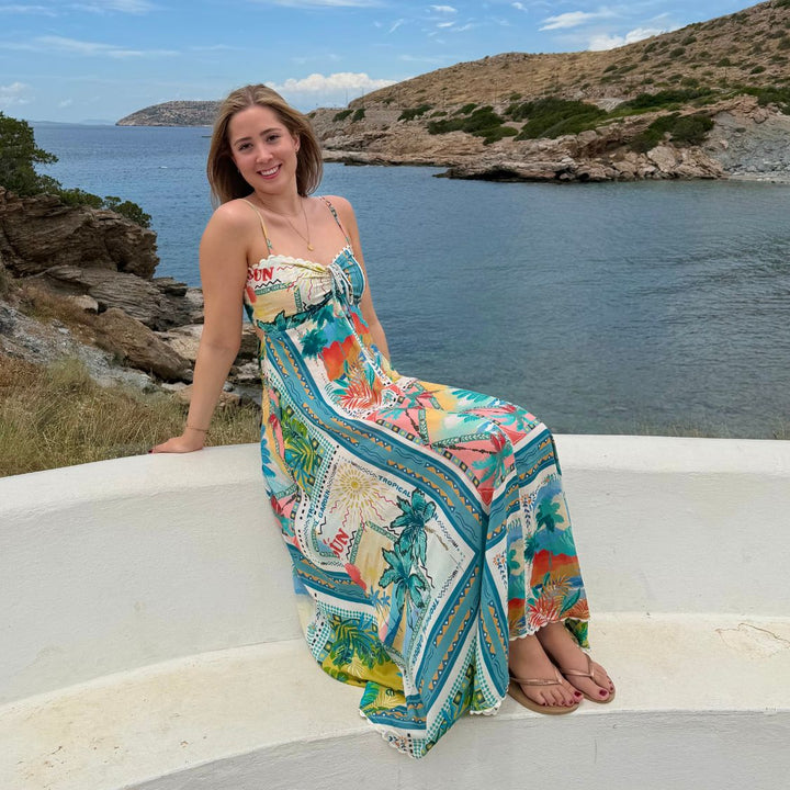 Miss June Long Dress Britney Blue Multi Trägerkleid mit Print auf Terrasse am Meer