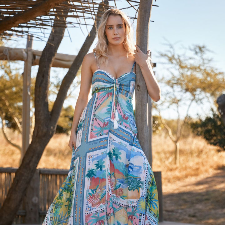 Miss June Long Dress Britney Blue Multi – langes Sommerkleid mit buntem Print und feinen Trägern