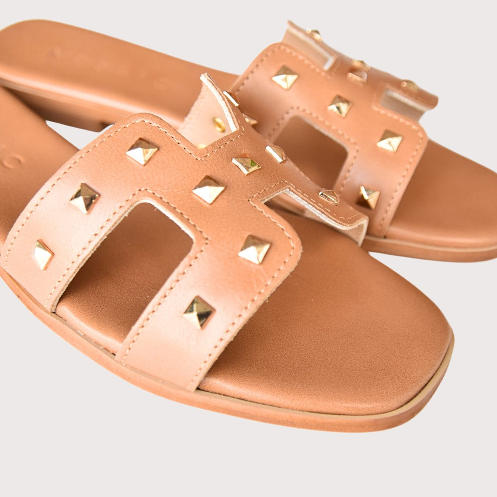 Mosaic Joy Pyramides Sandalen in naturale aus Leder, Detailansicht der Riemen mit Pyramidennieten