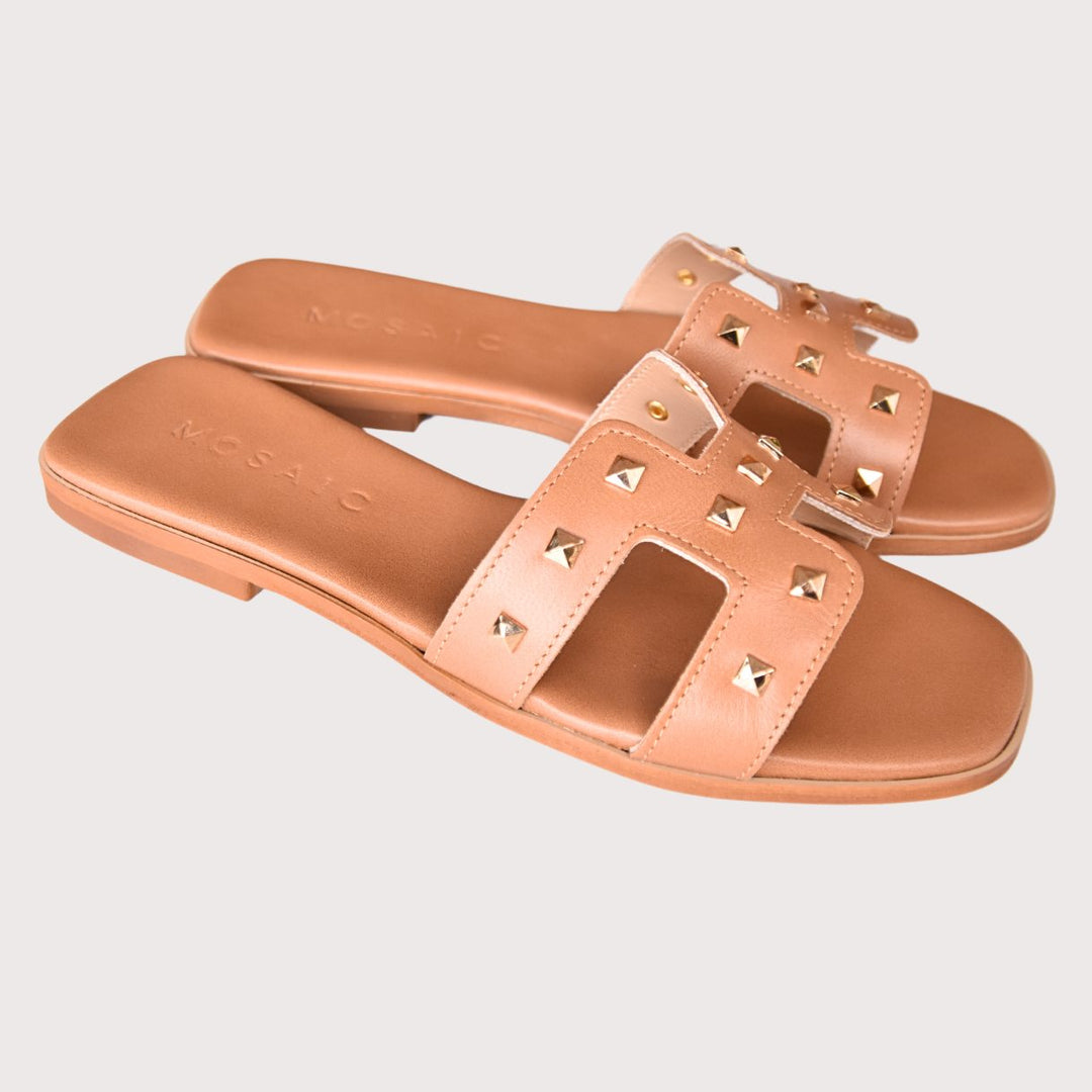 Mosaic Joy Pyramides Sandalen in naturale aus Leder, flache Ledersandalen mit Nieten, schräg von vorne