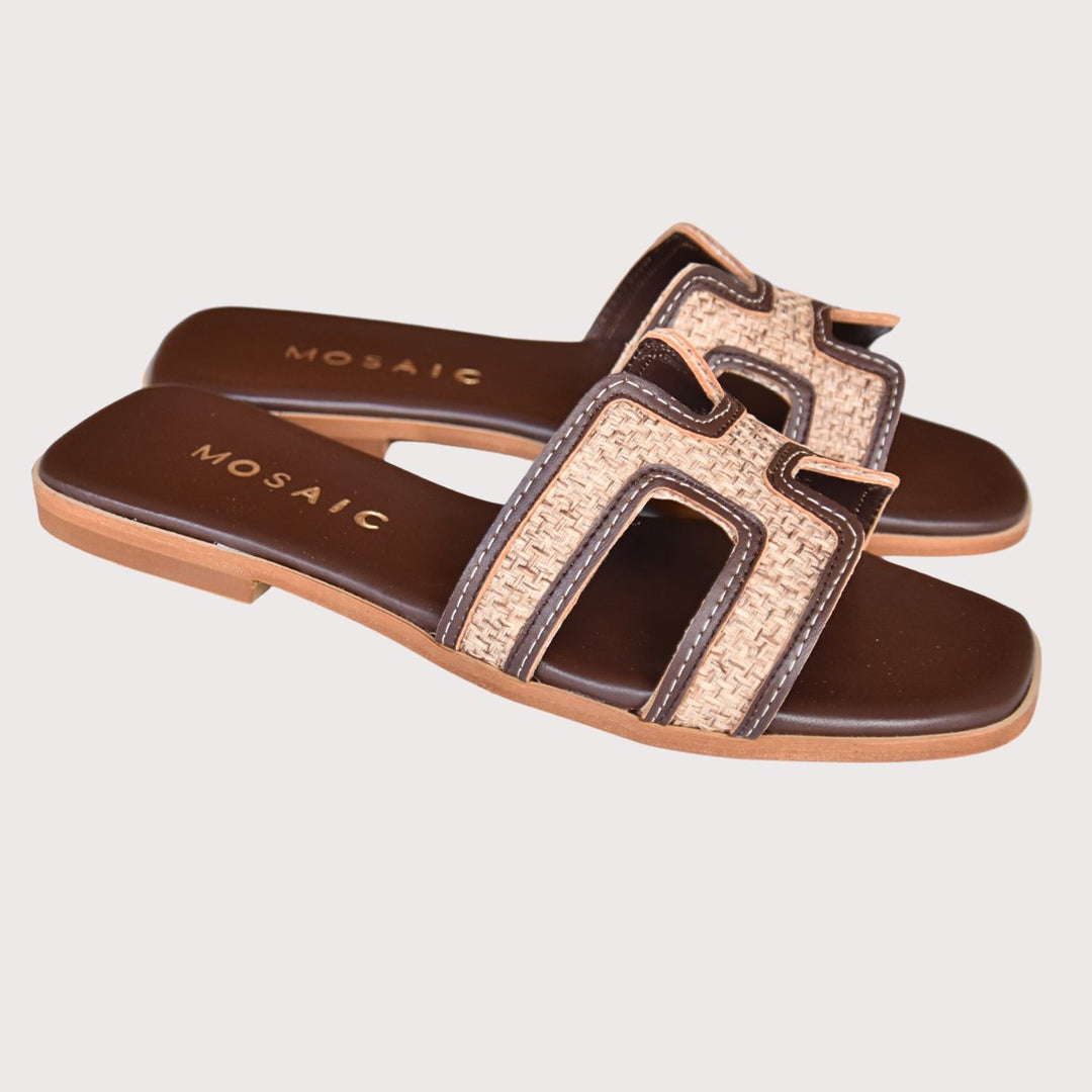 Mosaic Joy Raffia Sandalen in brown aus Leder und Raffia, flache Sandalen mit strukturierter Oberfläche