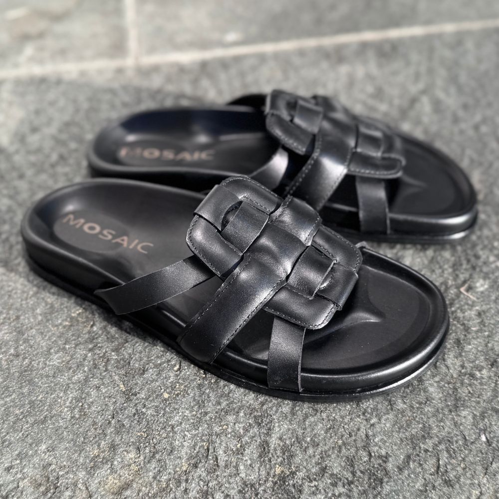 Mosaic Pantoletten in black aus Leder, flache Ledersandalen mit geflochtenem Riemen