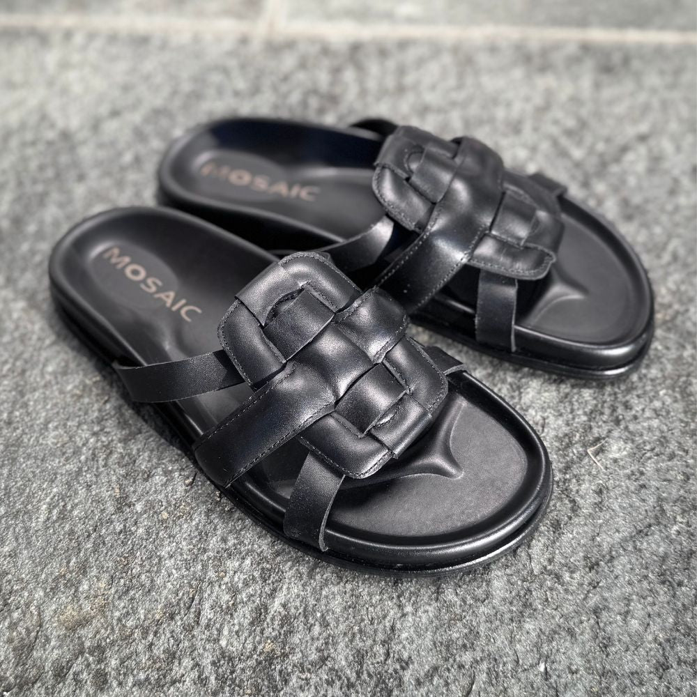 Mosaic Pantoletten in black aus Leder, schräg von oben fotografiert
