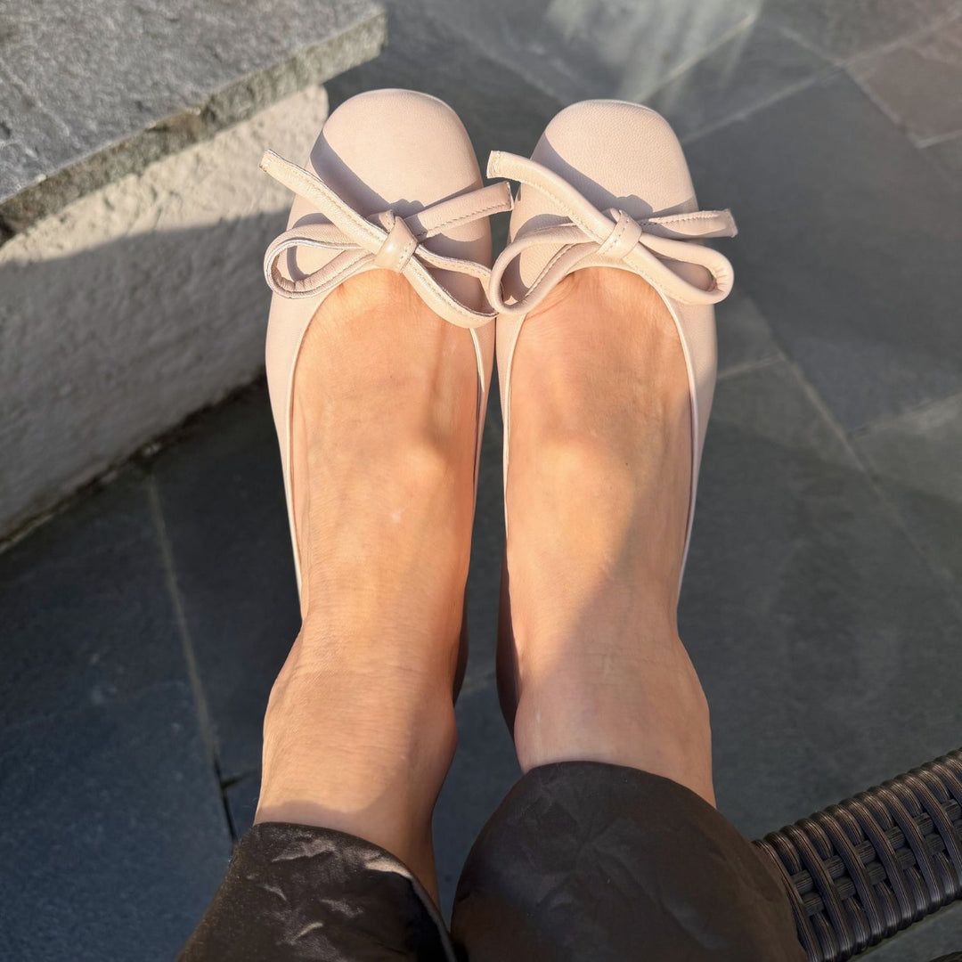 NoAna Ballerina Avorio am Fuss getragen – feminine Lederballerina mit Schleife in hellem Avorio