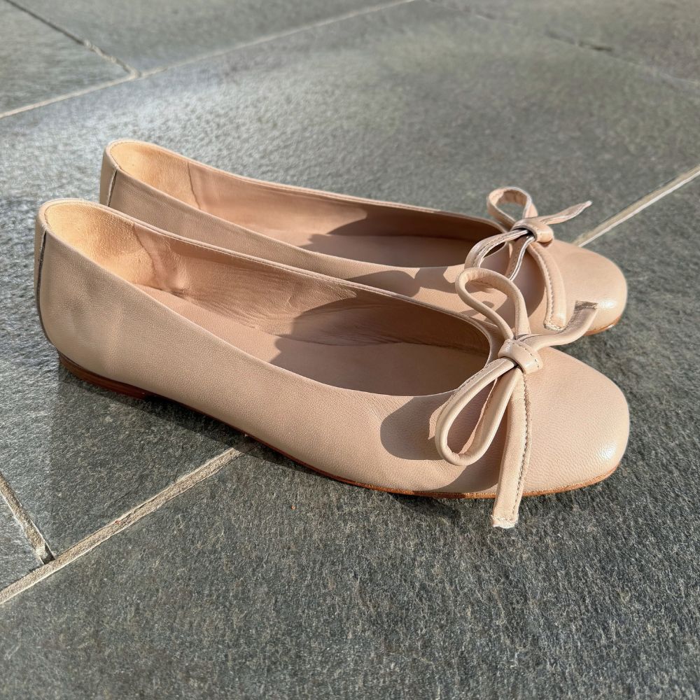 NoAna Ballerina Avorio aus Nappaleder – klassischer Ballerina mit dekorativer Schleife in hellem Creme