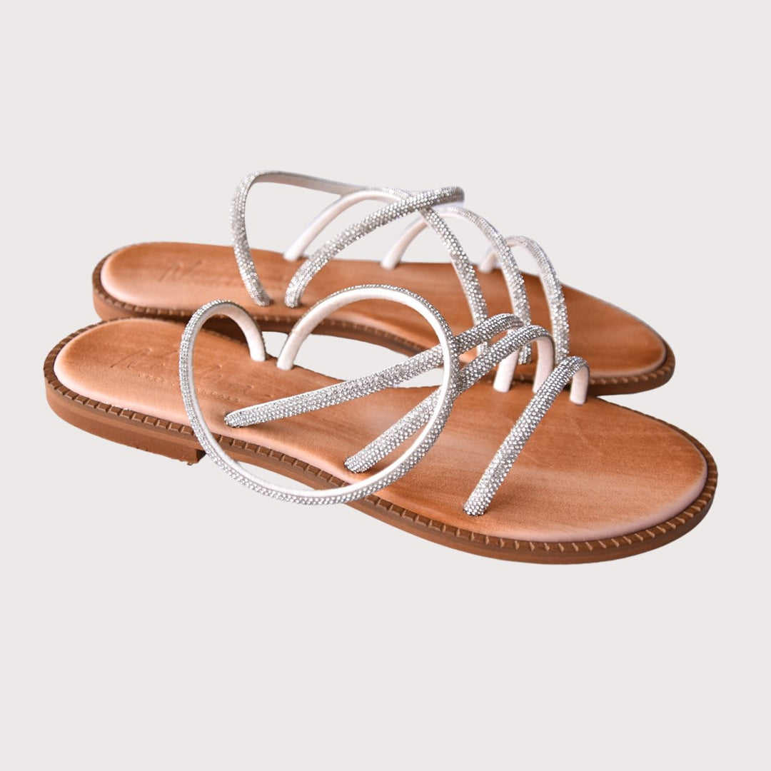 NoAna Greek Sandals Aktina silver aus Leder, flache Riemensandalen mit glänzendem Silberton in seitlicher Ansicht