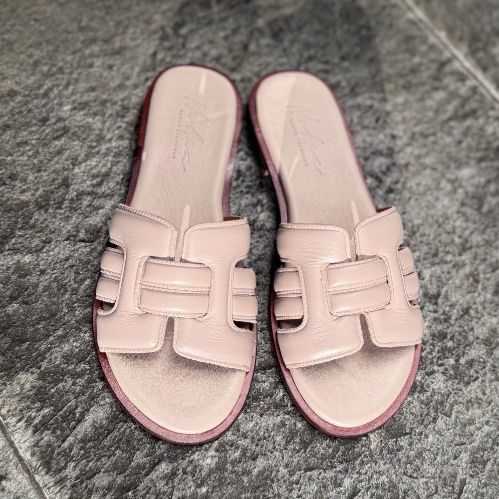 NoAna Greek Sandals City Chic ivory aus Glattleder, flache Sandalen in heller Farbnuance in klarer Draufsicht