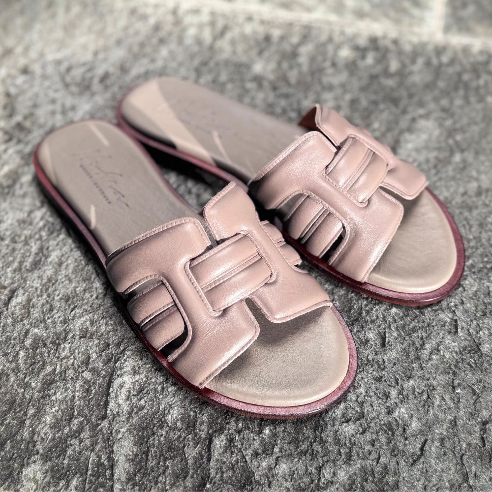 NoAna Greek Sandals City Chic in taupe aus Leder, flache Pantoletten schräg von vorne