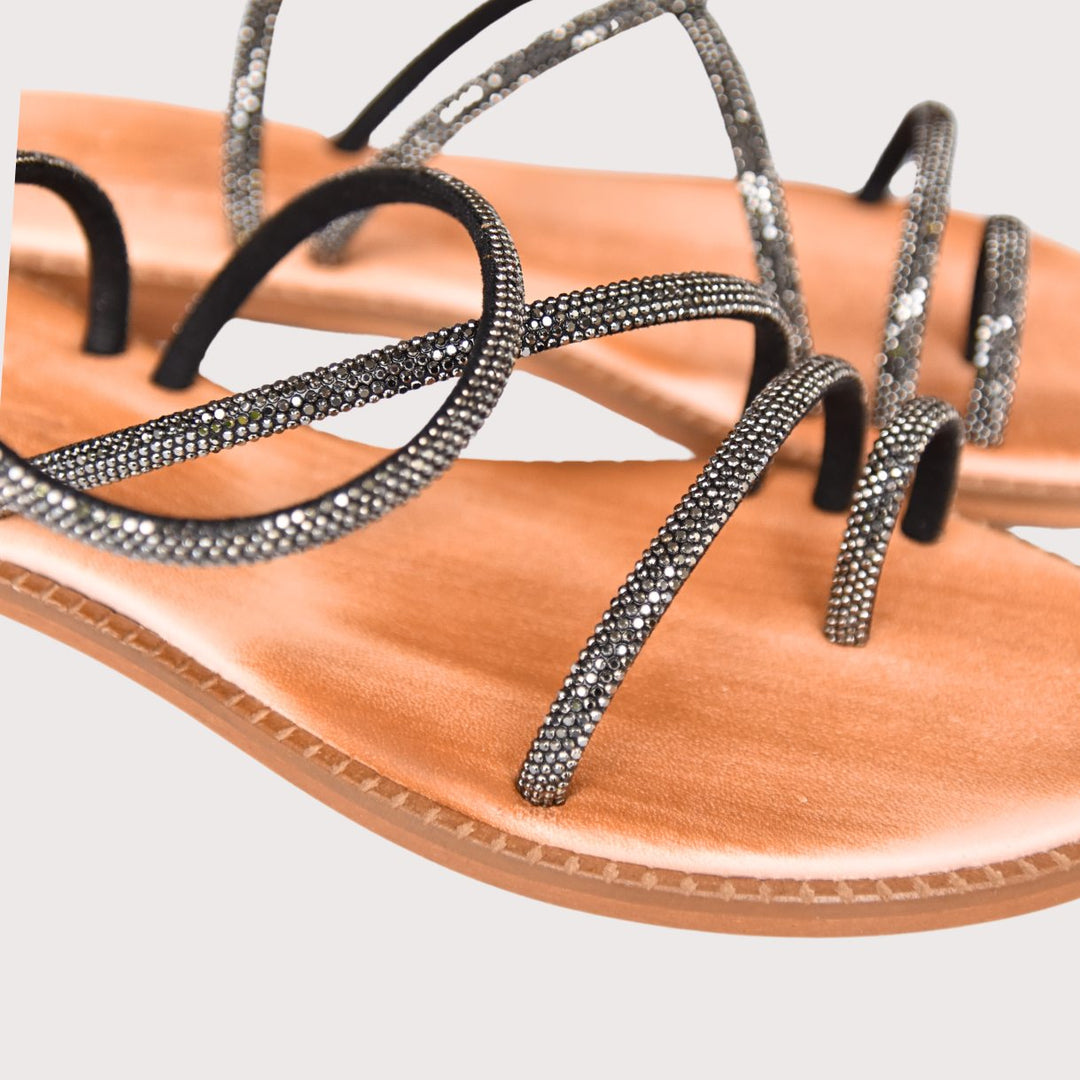 Detailaufnahme der schwarzen Lederriemen der NoAna Greek Sandals Elisa