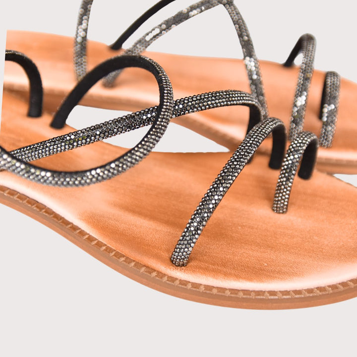 Detailaufnahme der schwarzen Lederriemen der NoAna Greek Sandals Elisa